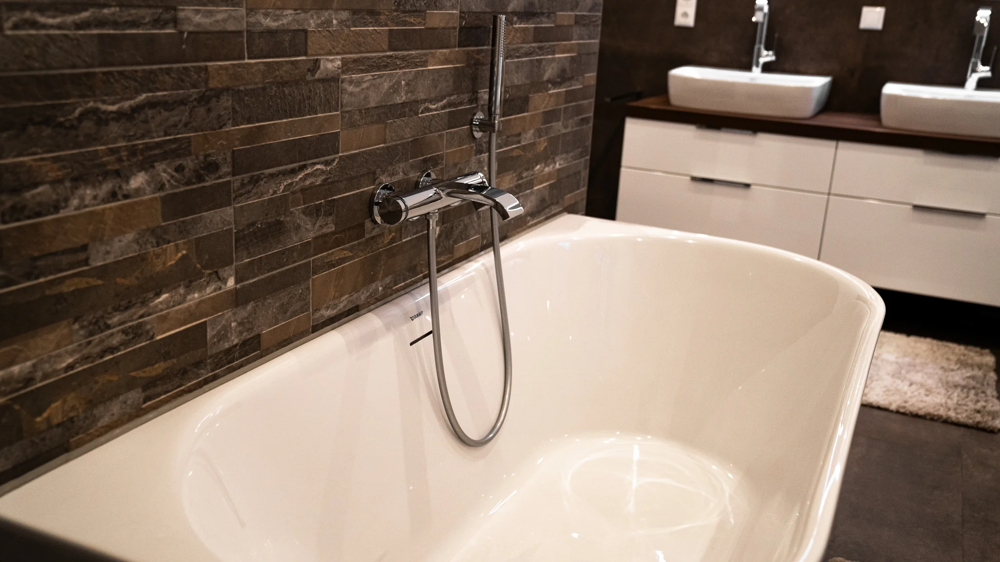 Eine Badewanne mit einer hochwertigen Edelstahl Badewannenarmatur