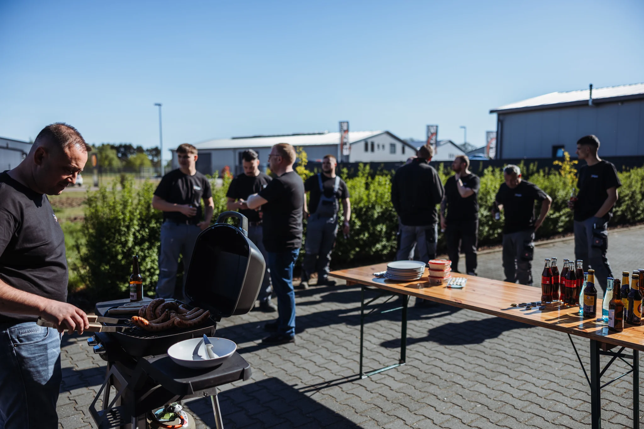 Boger Haustechnik Team beim Grillen