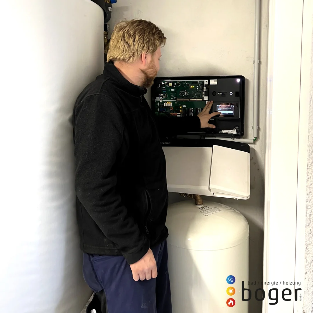 Ein Anlagenmechaniker welcher eine Heizung einstellt, wartet und repariert