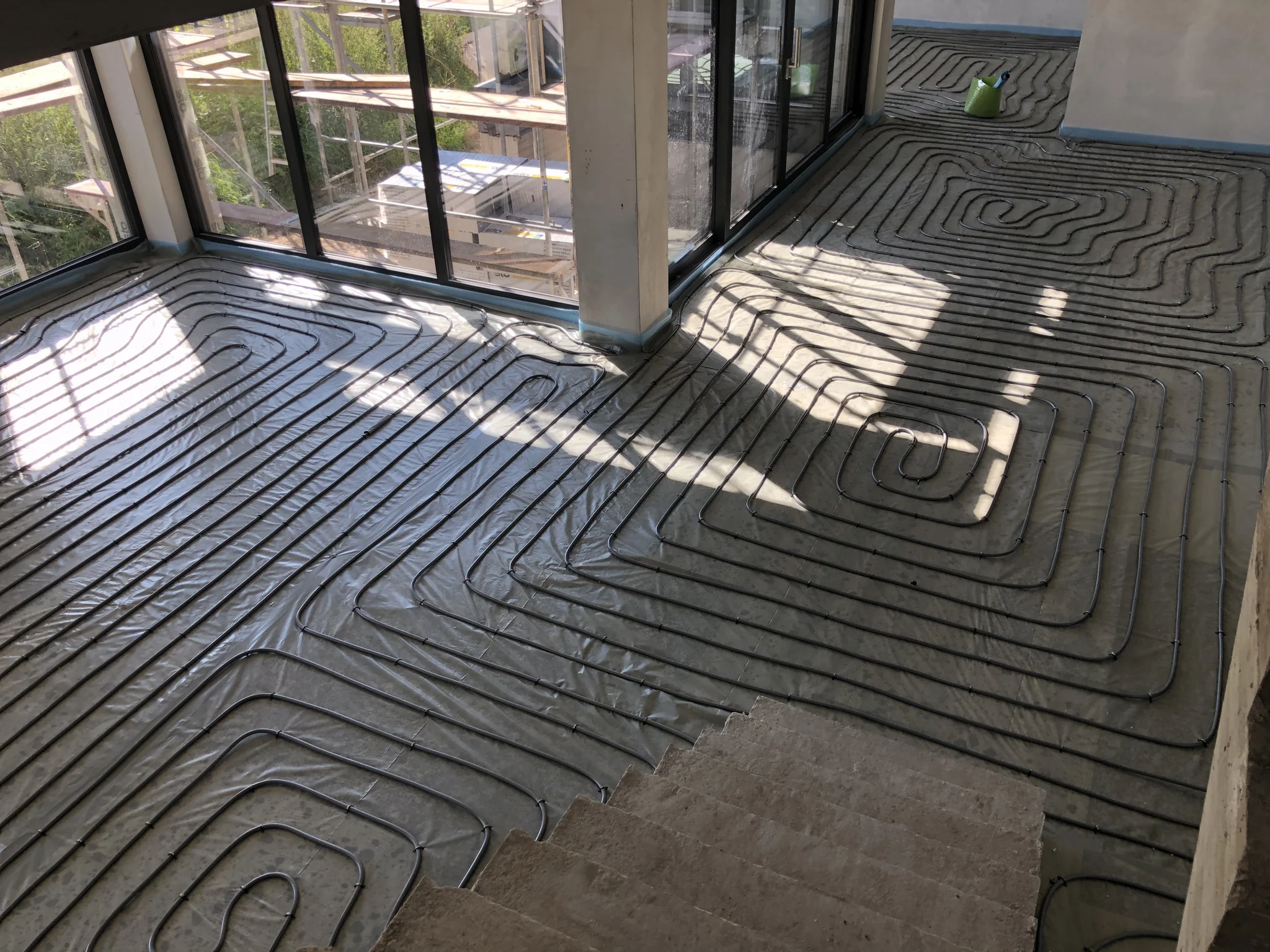 Installation einer Fußbodenheizung in einem Raum